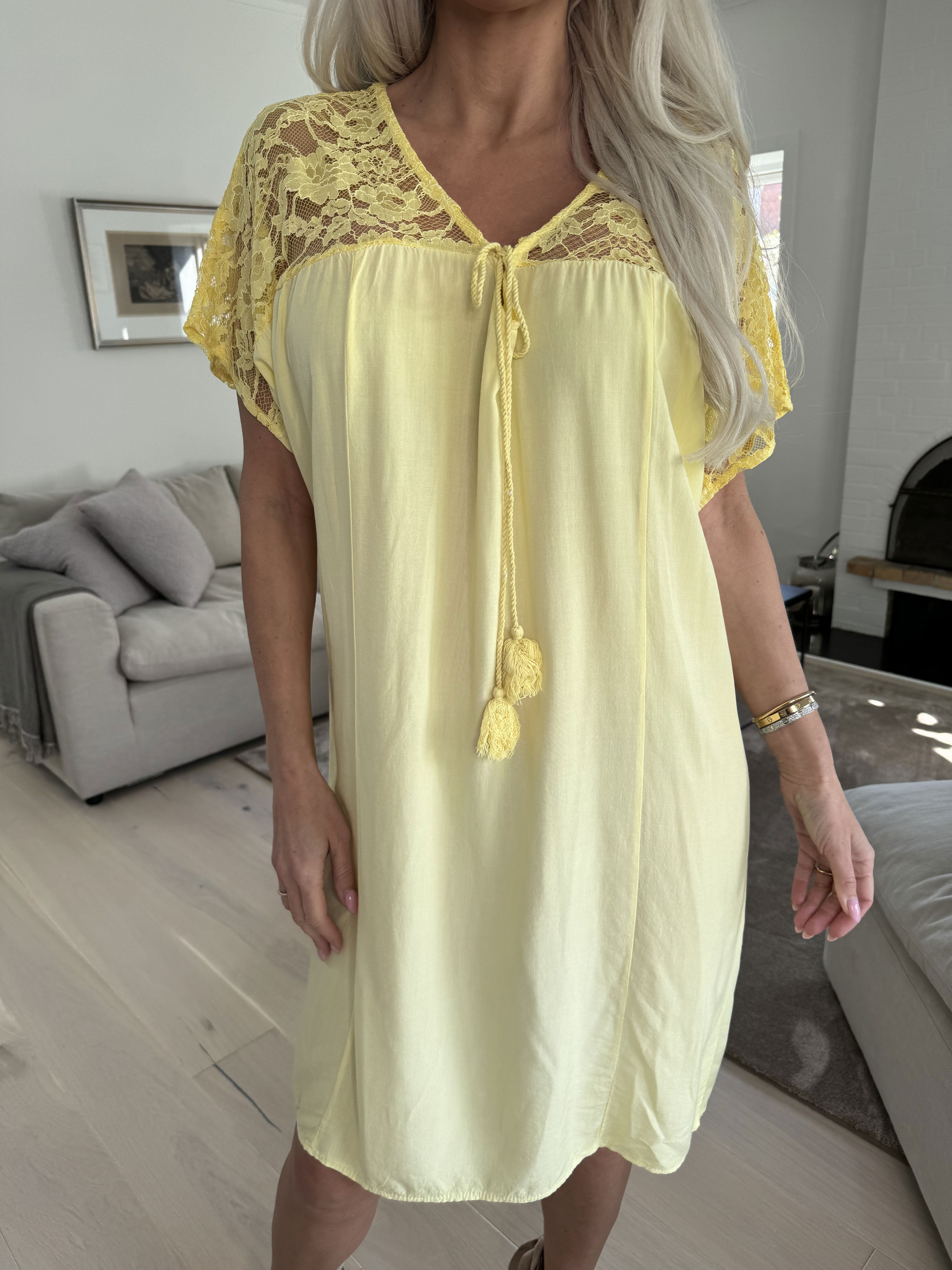 Martina - Söt klänning med spetstopp